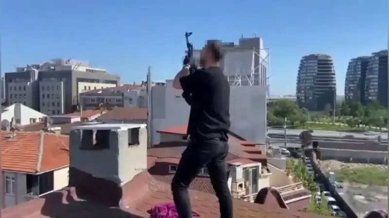 İstanbul'da Şok Edici Operasyon: Çatıda Saklanan Çete AK-47 ile Yakalandı