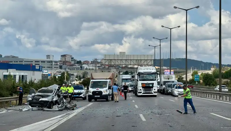 Otoyolda Trafiği Alt Üst Eden Kazada Üç Kişi Araçta Sıkıştı