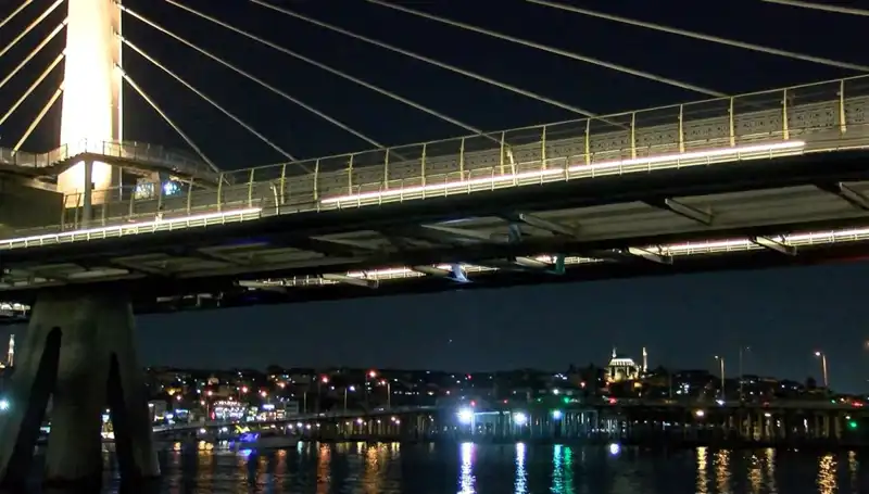 Metro Köprüsünden Denize Düşen Kişinin Arama Kurtarma Çalışmaları Başladı