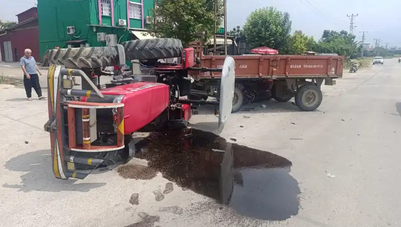 Otomobil ve Traktör Çarpıştı: Devrilen Traktörde İki Kişi Yaralandı