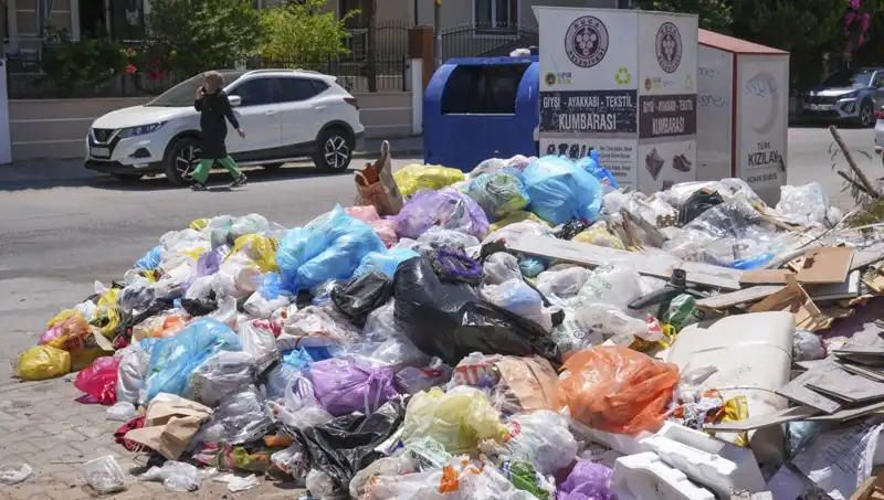 İzmir'de Çöp Yığınları Problemi: Kentin Temizliği Tehlikede mi?