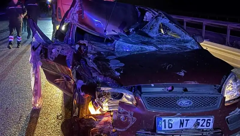 Afyonkarahisar'da Otomobil ve TIR Çarpıştı: 4 Yaralı, Kaza Anı Korkuttu