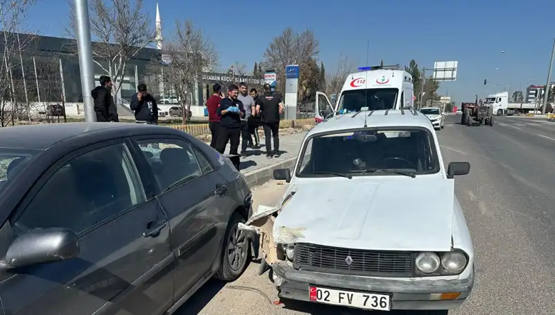 Park Halinde Bekleyen Araç Kaza Yaptı: Bir Yaralı Hastaneye Kaldırıldı