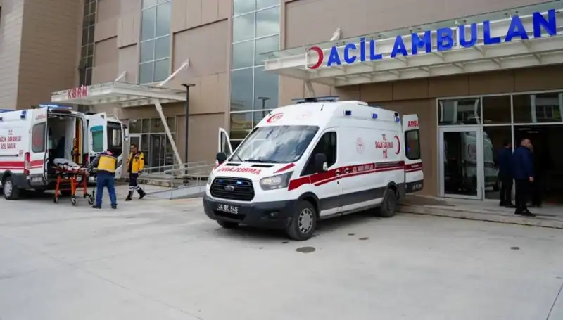 Erzincan'da Trafik Kazası: Hayatını Kaybeden Bir Kişi ve Üç Yaralı