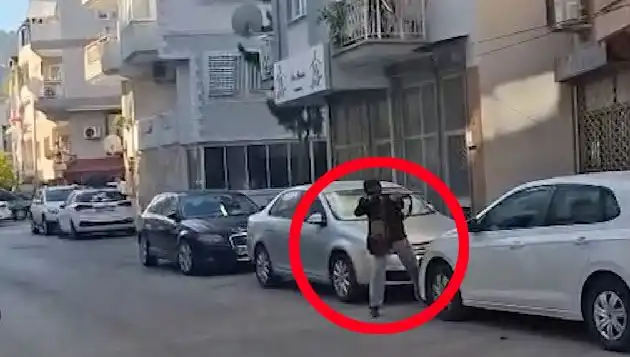 İzmir'de Sarsıcı Olay: Saldırganla Çatışma Anları Kameralara Yansıdı