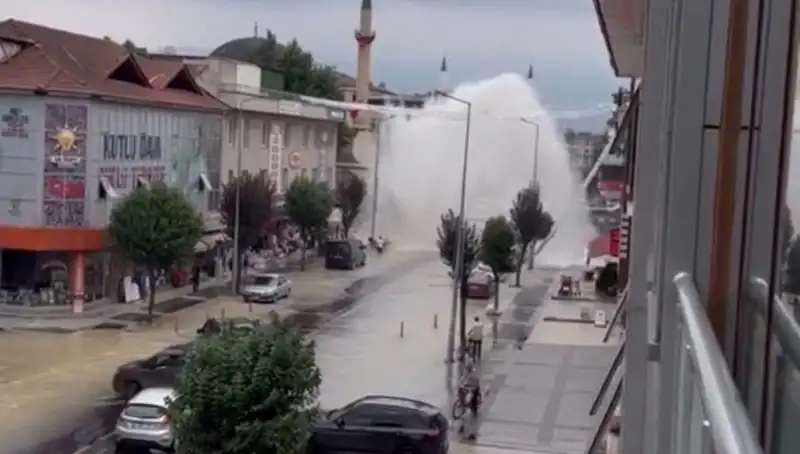Su Hattı Patladı: Şehri Sarsan Muazzam Fışkırma Olayı