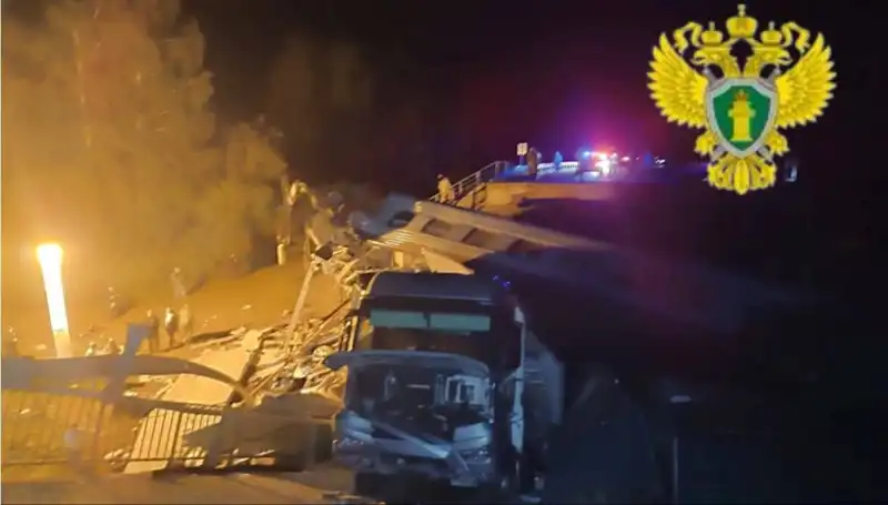 Rusya'da Tarihi Köprü, Tren Üzerine Çöktü: Can Kaybı ve Yaralılar!