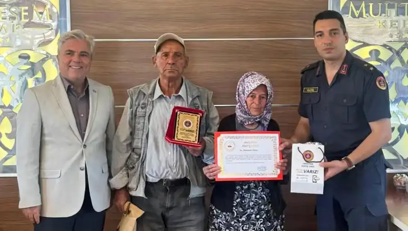 Tek Evlerini Jandarmaya Bağışlayarak Duygusal Bir Veda Gerçekleştirdiler