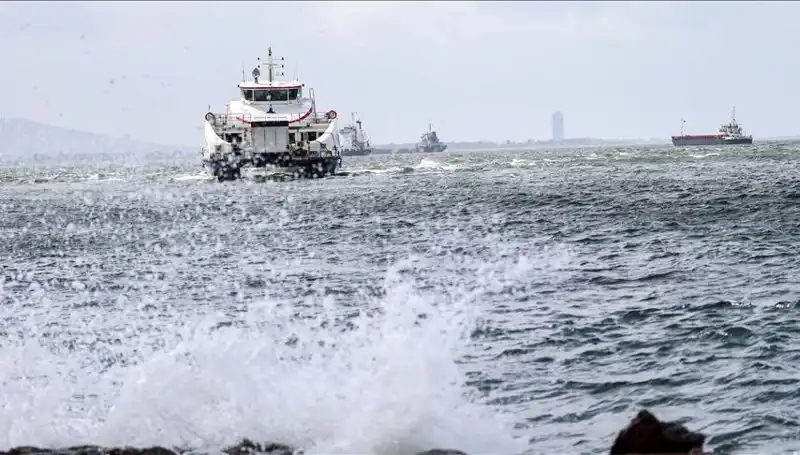 İzmir’de Fırtına Nedeniyle Vapur Seferleri Durdu: Yolcular Mağdur Oldu