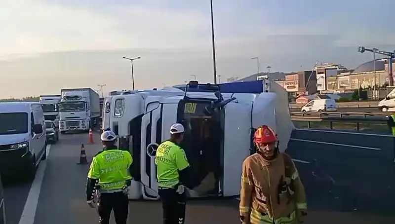 Pendik TEM Otoyolu'nda Devrilen TIR Trafiği Felç Etti: İstanbul'a Giden Yolda Uzun Kuyruklar