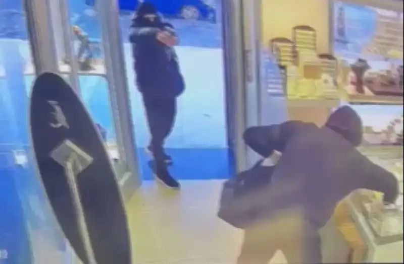 Ümraniye'de Heyecan Dolu Soygun Girişimi: Maskeli Şahıslar Silahlarla Ortalığı Karıştırdı
