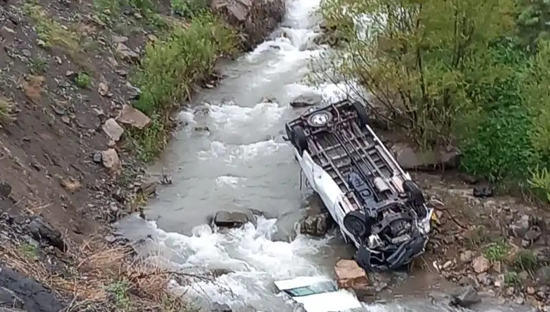 Hakkari’de Minibüs Devrildi: 2 Ölü, 3 Yaralı!