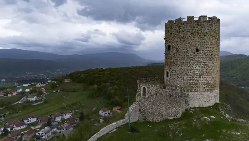 Bosna Hersek'in Tarihi Sokolac Kalesi: Zamana Direnen Bir Miras
