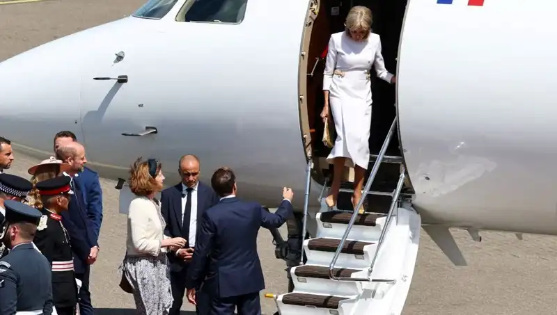 Fransa’da Gözlerden Uzak Kriz: Macron’un Elini Eşi Görmezden Geldi