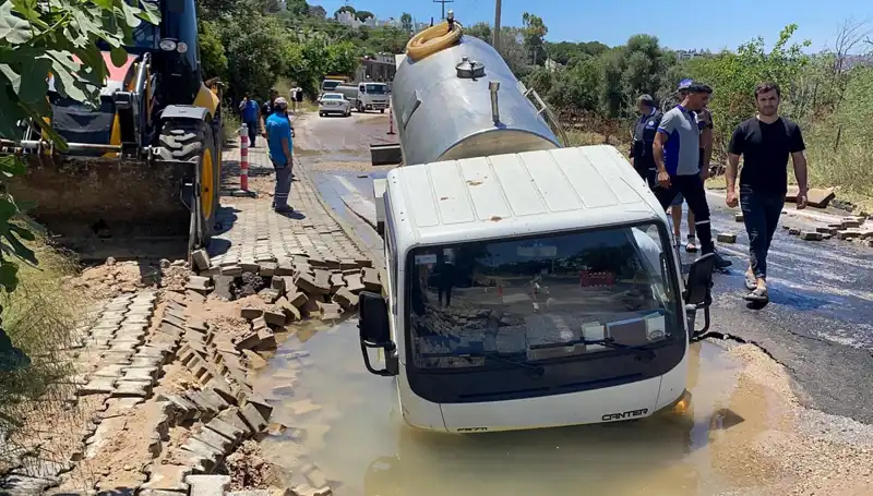 Bodrum'da Su Hattı Patladı: Tanker Çukura Düştü, Kentte Su Krizi Kapıda