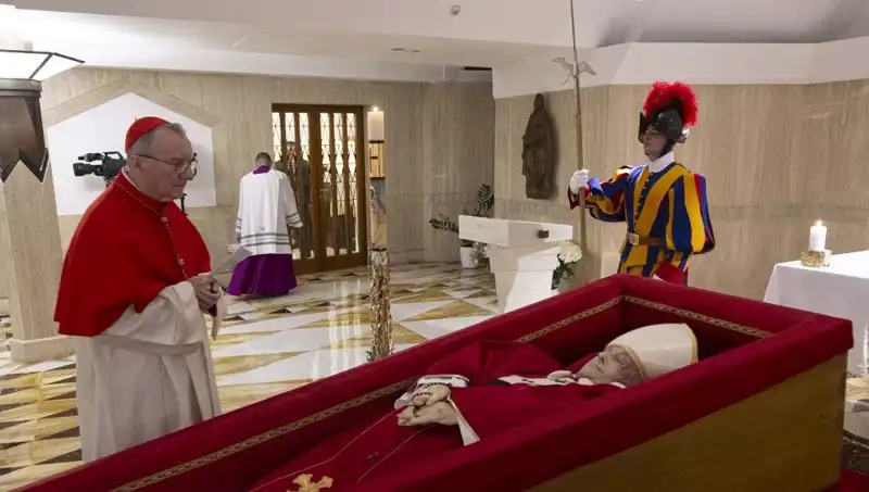Papa'nın Tabutundaki Fotoğraflar Sosyal Medyada Gündem Oldu