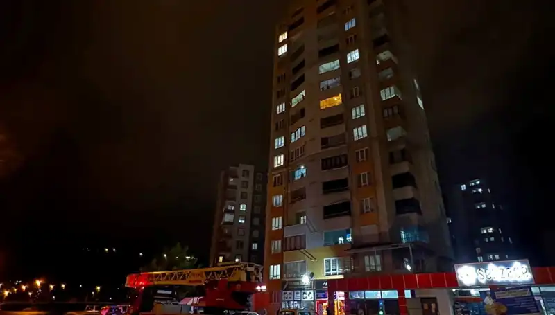 Yıldırım Düşmesi: Apartmanın Çatısında Korkutan Anlar