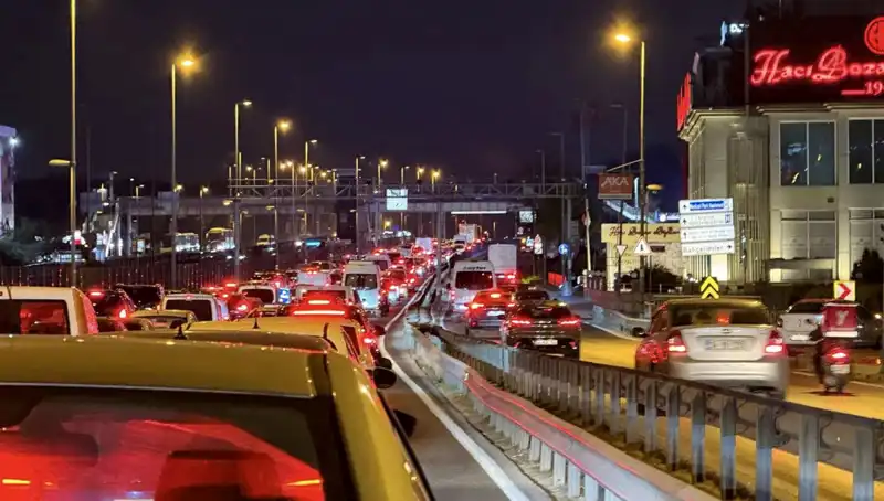 Yenibosna Metrobüs Yaya Üst Geçidi: Güvenlik ve Konfor İçin Yenileniyor