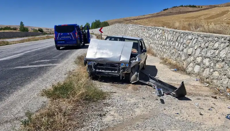 Kontrolden Çıkan Otomobil Duvara Çarptı: Yaralanan İki Kişi Var