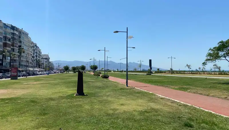 İzmir'de Sıcaklık Rekoru: Kordon Plajı Boş Kaldı ve Vatandaşlar Evde Kaldı