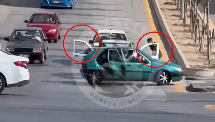 Trafikte Bıçak ve Kılıçlarla Saldırıya Geçenler Gözaltına Alındı