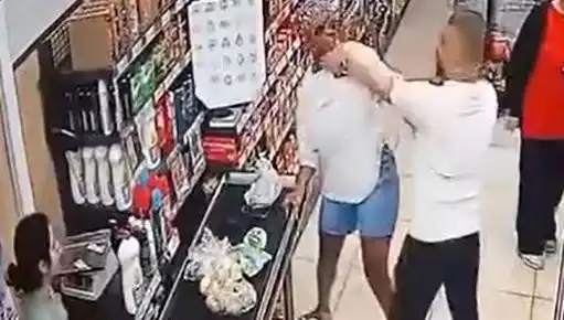 Markette Şok Eden Anlar: Çocuğunun Önünde Kadına Saldırdı!