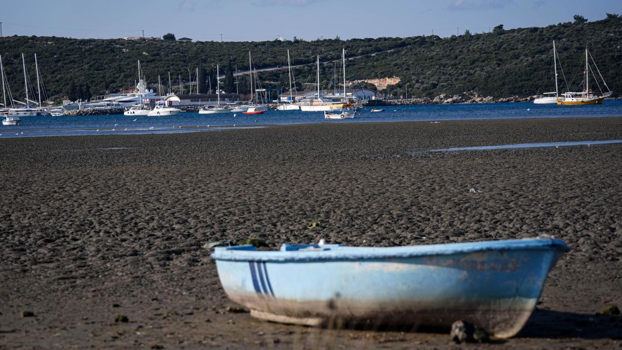 Ege kıyılarındaki deniz çekilmesi sıradan bir doğa olayı