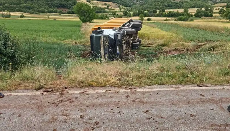 Tokat'ta Devrilen Kamyonun Şoförü Hayatını Kaybetti: Feci Kaza Detayları Ortaya Çıktı