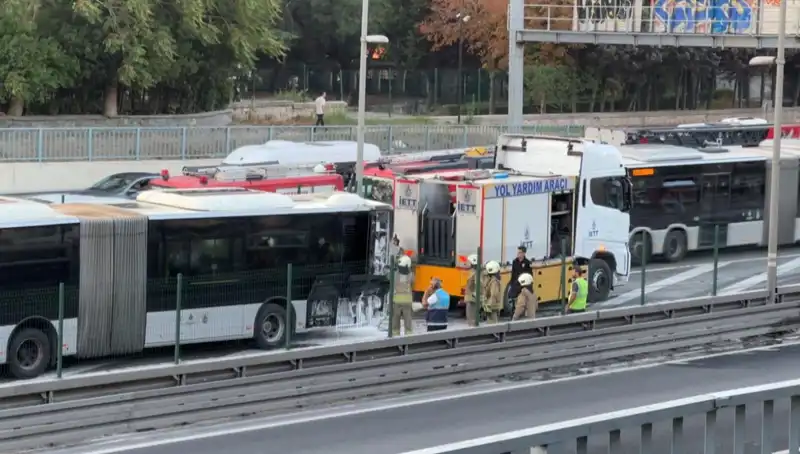 İstanbul Metrobüs Yangını: Trafikte Kaos ve Durdurucu Bekleyiş