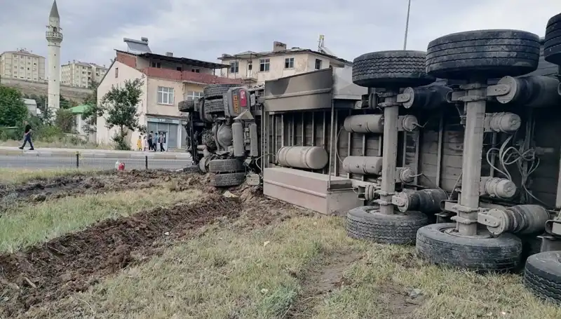 Erzurum'da Freni Boşalan TIR Dehşet Saçtı: O Anlar Kameralara Yansıdı
