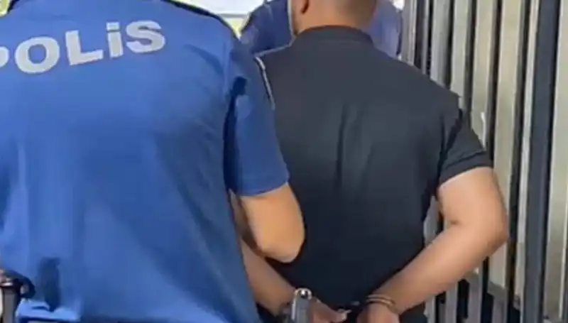 İzmir'de Polise Saldıran Şahıs Ekipler Tarafından Yeniden Ele Geçirildi