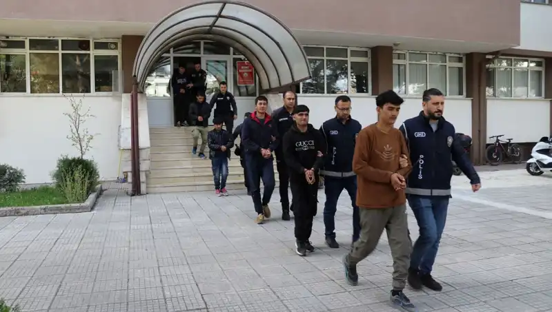 Düzensiz Göçmen Yakalanmaları Artıyor: İki İl'de 21 Kişi Ele Geçirildi