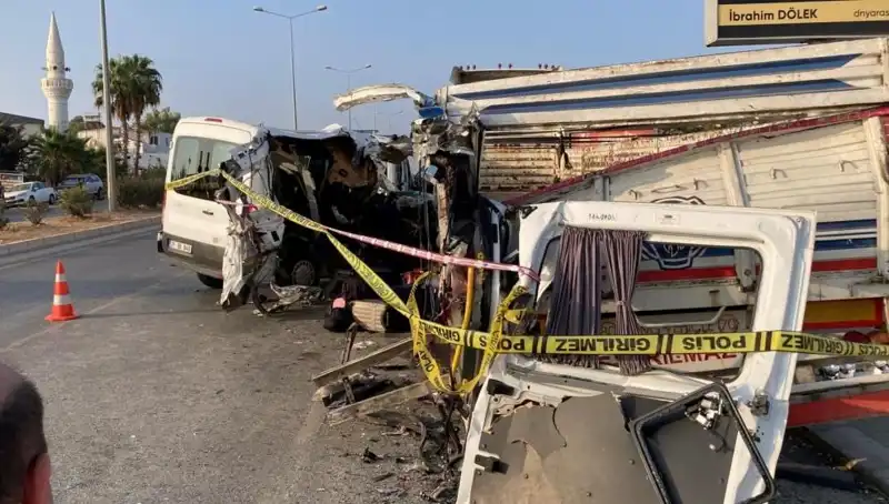Mersin'de Tatile Çıkarken Feci Kaza: İki Can Gitti, 10 Yaralı!