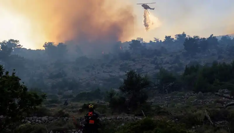Eğriboz Adası’nda Patlak Veren Orman Yangını İki Köyü Tehdit Ediyor