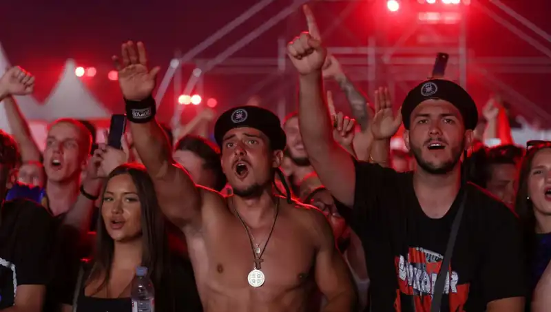 Thompson Konserinde Nazi Selamı Skandalı: Hayranlar ve Toplum Rahatsız