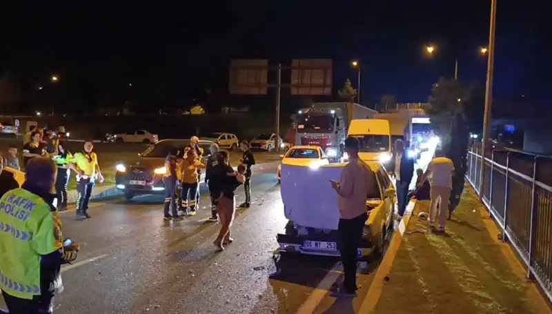 Otoyolda İhmal Sonucu Gerçekleşen Geri Dönüş Kazası: İkisi Çocuk, Dört Yaralı