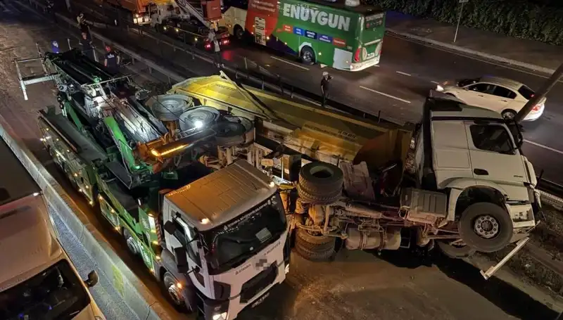 Moloz Yüklü Hafriyat Kamyonu Devrildi: Kazanın Sebepleri ve Sonuçları
