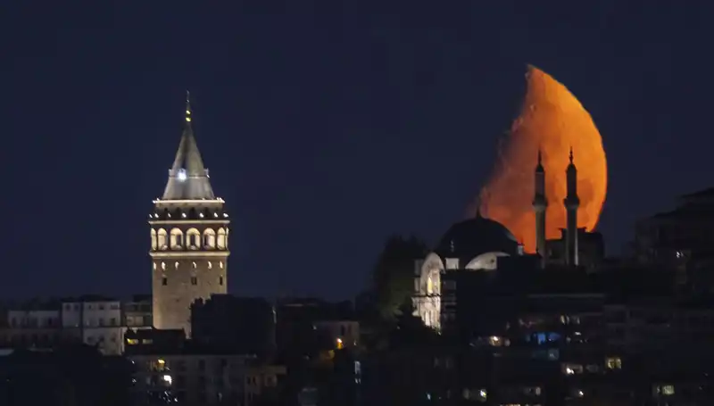 İstanbul'da Yarım Ay Geceyi Şenlendirdi: Tarihi Bir Görsel Şölen
