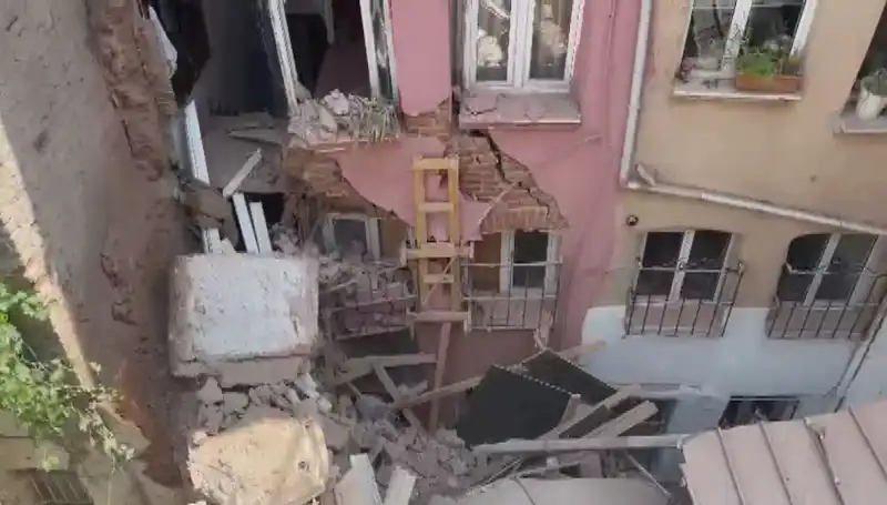 İstanbul'da Üç Katlı Bina Balkonunun Çökmekle İlgili Son Gelişmeler