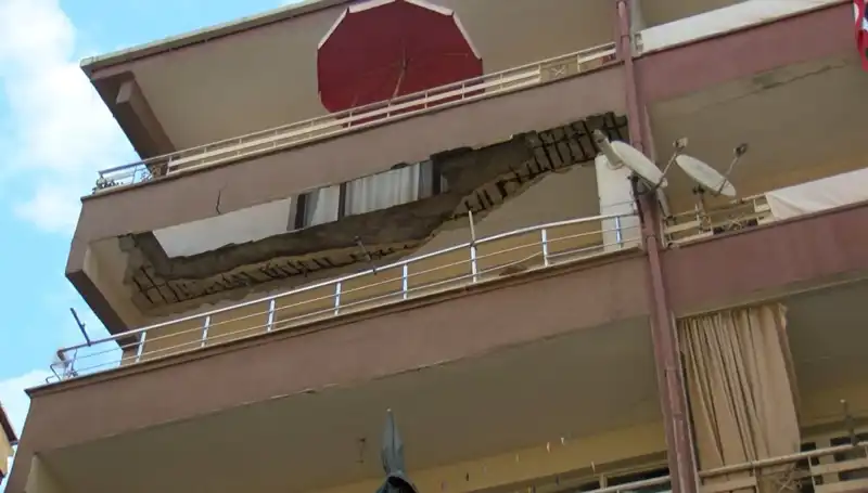 Güngören'de Korkutucu Çökmenin Detayları: Beş Katlı Binanın Balkonu Nasıl Düştü?