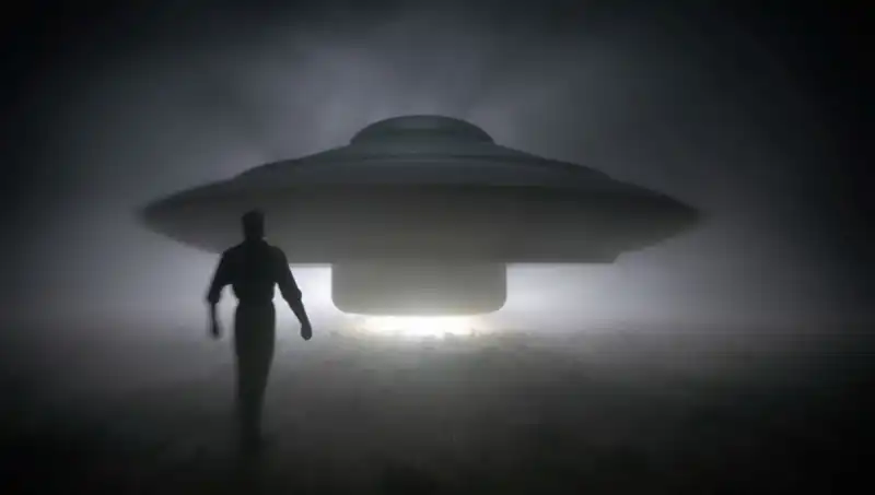 UFO Uzmanı Açıklıyor: Uzaylılar Masum İnsanları Hedef Alıyor