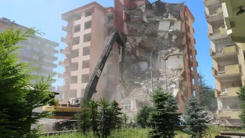 Dalgalar Değil Depremler: İkiye Ayrılan İki Bina Yıkılıyor