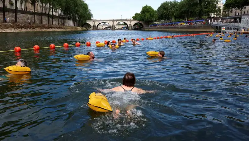 Paris'te Tarihi An: Seine Nehri 100 Yıldan Fazla Bir Süre Sonra Halka Açıldı