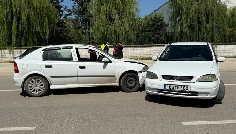 İki Otomobil Feci Çarpıştı: İki Yaralı Hastaneye Kaldırıldı