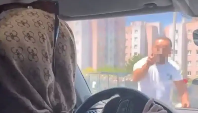 Trafikte Dehşet Anları: Camı Yumruklayan Sürücünün Çılgınlığına Tanıklık Edin!